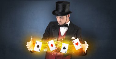 İllüzyonist sihirli oyun kartları ile hile yapmak