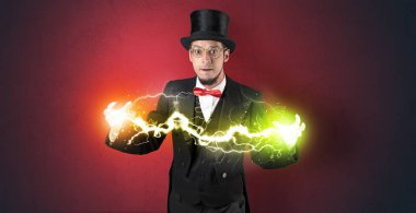 Sihirbaz enerji elleri arasında