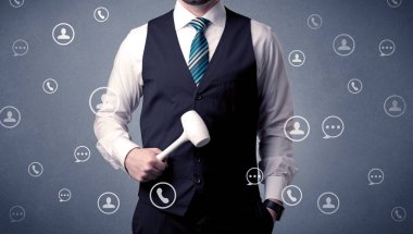 Yakışıklı adam elindeki aracıyla ayakta