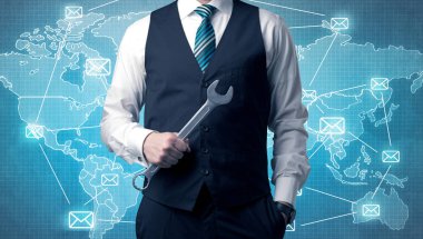 Yakışıklı businassman ayakta elinde aracıyla