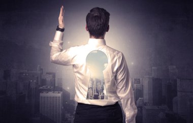 Keyhole sırt ile ayakta işadamı