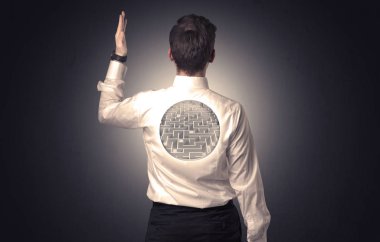 Sırtında labirent ile ayakta işadamı