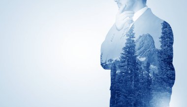 Dağ ile ayakta işadamı