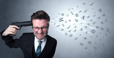 Yakışıklı adam silahla başına ateş