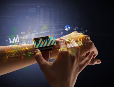 Smartwatch giyen kadın eli kapatın