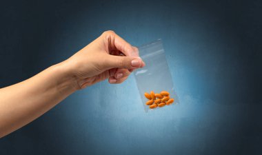 Plastik torba uyuşturucu veren