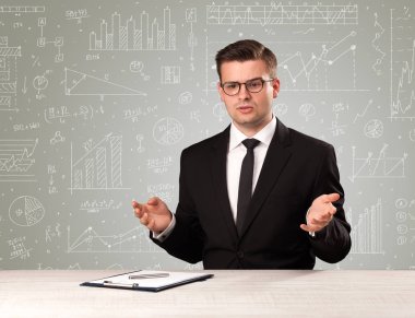 Masada oturan bir iş adamı.