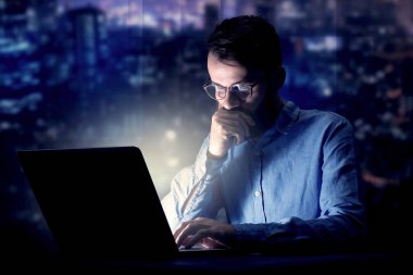 İşadamı gece ofiste