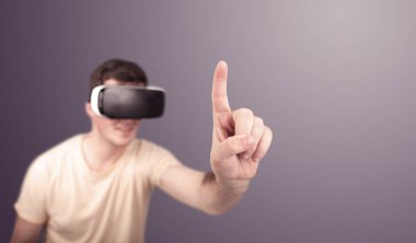 Adam sanal gerçeklik gözlüğü takıyor.