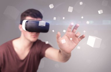 Adam sanal gerçeklik gözlüğü takıyor.