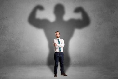 Arkasından kas gölge ile işadamı