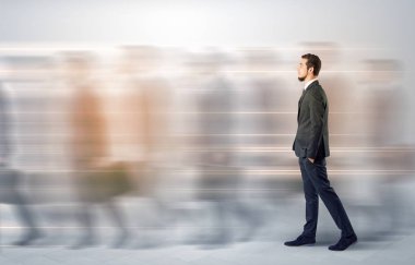 İşadamı kalabalık bir sokakta yürüme