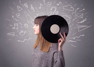 Vinil kaydı tutan kadın