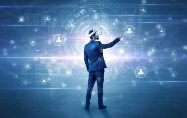 Bağlantı denetimi vj gözlüklü işadamı