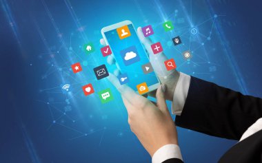 Smartphone uygulama simgeleri ile kullanarak ele 