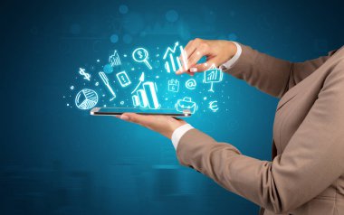 El tutma tablet tebeşir çizilmiş sembolleri yukarıda bulunan