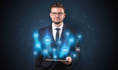 E-posta kavramı ile işadamı ve tablet