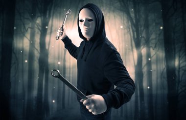 Karanlık gece orman kavram silahlı hitman