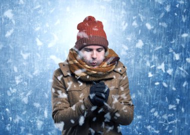 Yakışıklı çocuk kar fırtınası kavramı titreme