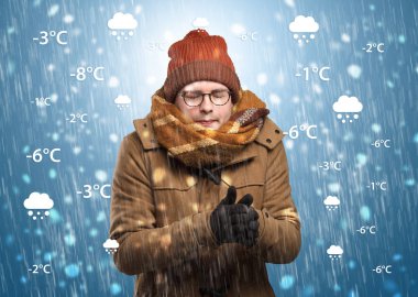 Hava durumu konsepti ile sıcak giysiler içinde buz gibi çocuk