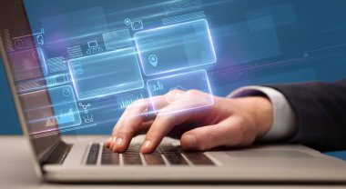 Online finans yönetimi kavramı ile laptop yazarak el