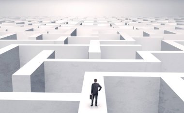 Bir labirentin ortasında küçük iş adamı