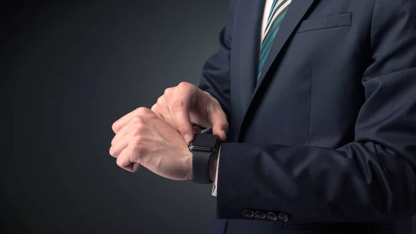 Muž v obleku nosit hodinky smartwatch. — Stock fotografie