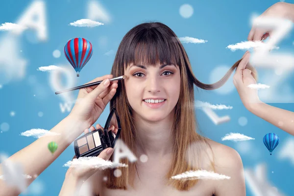 Junge Frau beim Friseur mit Luftballon-Thema — Stockfoto