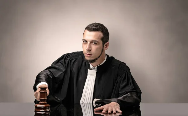 Oldscool unga domare i klänning — Stockfoto