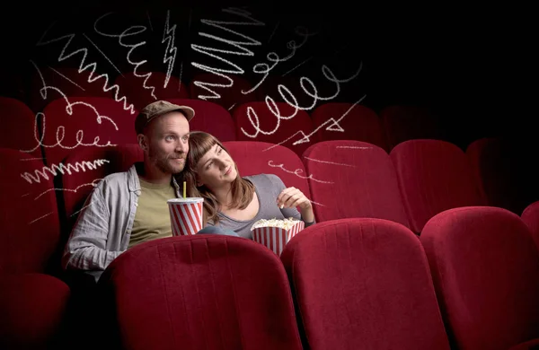 Nettes Paar im Kino beim Filmgucken — Stockfoto