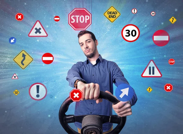 Uomo che tiene il volante — Foto Stock