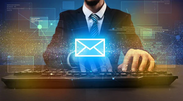 Imprenditore digitazione e mailing icona sopra — Foto Stock