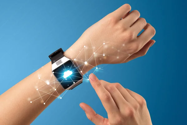 Ręka noszenie zegarka smartwatch — Zdjęcie stockowe