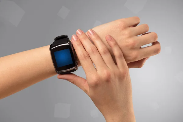 Mano femenina usando smartwatch — Foto de Stock