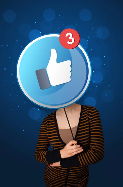 Facebook üye tutan kadın — Stok fotoğraf