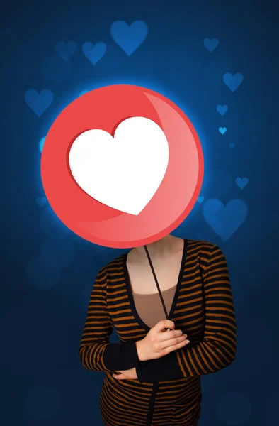Kalp işareti tutan kadın — Stok fotoğraf