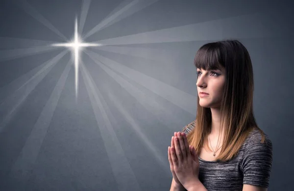 Modlící se mladá dívka — Stock fotografie