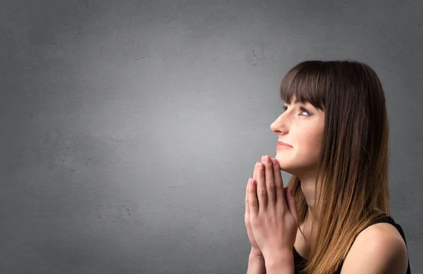 Betende junge Mädchen — Stockfoto