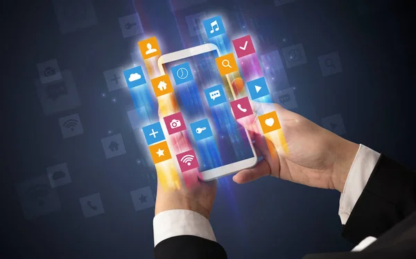 Mão usando smartphone com ícones de aplicativos angulares — Fotografia de Stock