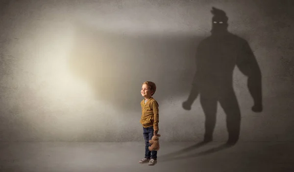 Enfant mignon avec ombre de héros derrière — Photo