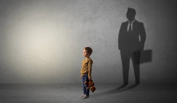 Kleiner Junge mit Geschäftsmann-Schatten — Stockfoto