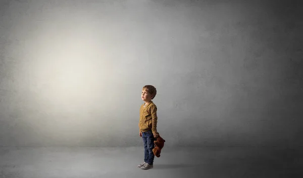 Pequeño niño holgazán en una habitación vacía — Foto de Stock