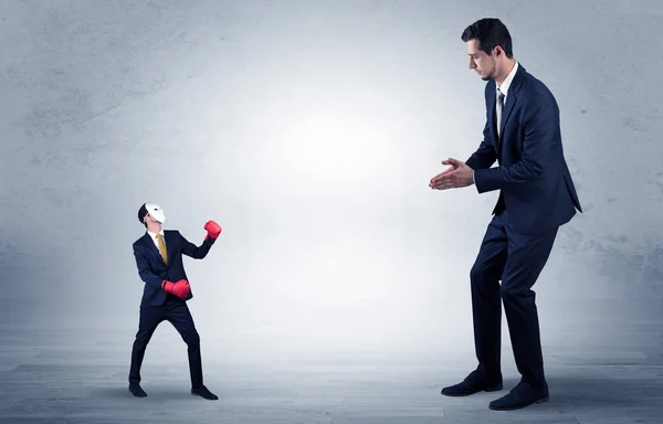 Empresario mendigando por pequeño hombre de negocios enmascarado — Foto de Stock