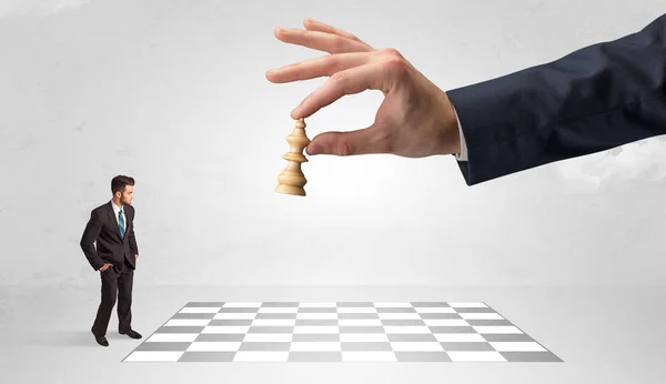 Kleiner Geschäftsmann Denkt Mit Großem Blatt Über Schachstrategie Nach — Stockfoto