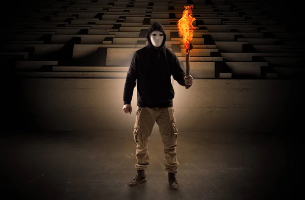 Człowiek, pochodzących ze spalania flambeau od koncepcji labirynt — Zdjęcie stockowe