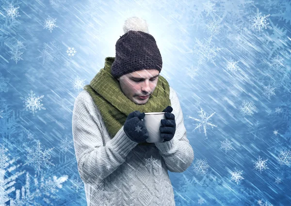 Jongen bevriezing in warme kleding en sneeuwt concept — Stockfoto