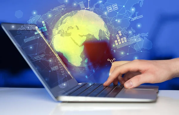 Hand laptop met wereldwijd rapporten koppelingen en statistieken concept — Stockfoto
