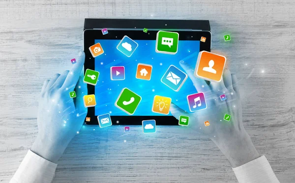 Hand mit Tablet mit Bounce-Anwendungssymbolen — Stockfoto