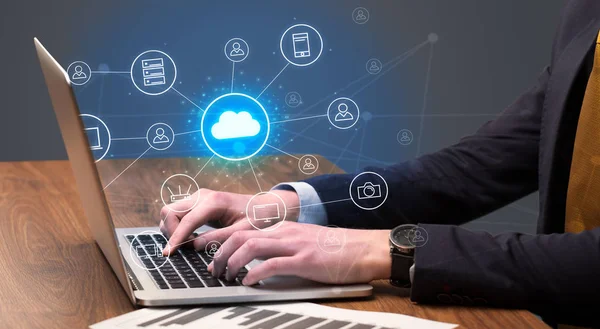 Hand te typen met cloud technologie systeemconcept — Stockfoto