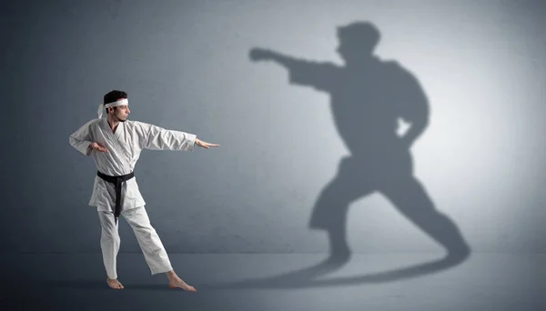 Karate hombre confrontando con su propia sombra — Foto de Stock